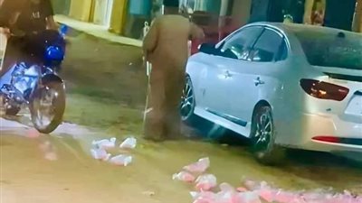 فيديو أبكى المصريين.. بائع «غزل البنات» يروي تفاصيل إلقاء بضاعته وسط الشارع