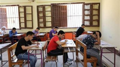طلاب الثانوية العامة داخل اللجان لتأدية امتحان اللغة العربية بأسيوط