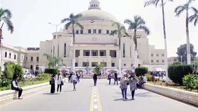 أنا بتعلم بفلوسي.. تفاصيل القبض طالب خليجي بتهمة التعدى على مدرس وتمزيق ورق الإجابة بجامعة القاهرة