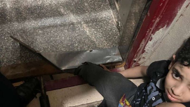 طفل محتجز بمصعد أحدى