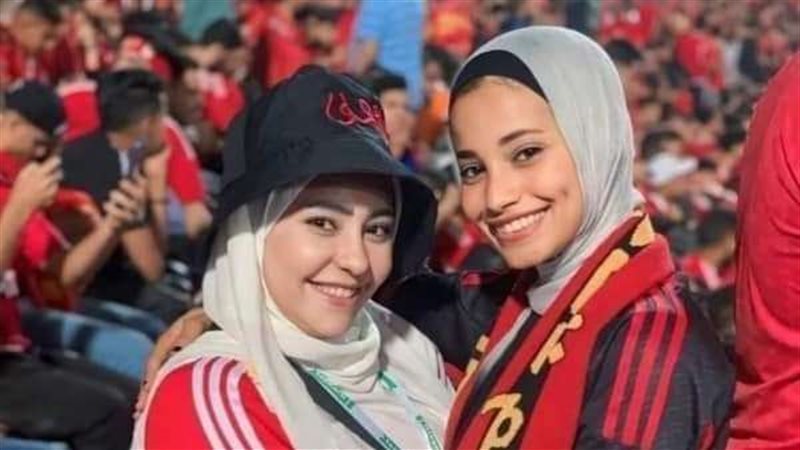 الطالبة نورهان وصديقتها