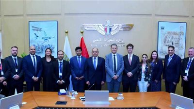 وزير الطيران المدني يلتقي بنائب السفير البريطانى ورئيس غرفة التجارة المصرية البريطانية وممثلي كبرى الشركات