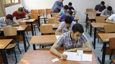 طلاب أسيوط يؤدون امتحان الفيزياء بالشعبة العلمية والتاريخ بالشعبة الأدبية