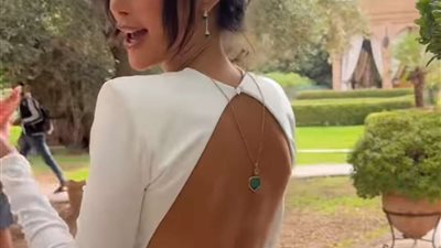 بظهر مفتوح وسلسة قلب .. بسمه بوسيل تثير الجدل