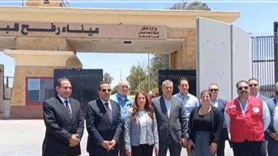 السفيرة الأمريكية بالقاهرة تتفقد معبر رفح وتشيد بدور مصر في أزمة غزة
