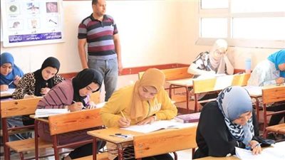 طلاب الثانوية العامة يبدأون امتحان اللغة الأجنبية الأولى