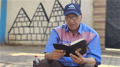 بالدعاء والقرآن.. أهالي طلاب الثانوية ينتظرون أمام اللجان