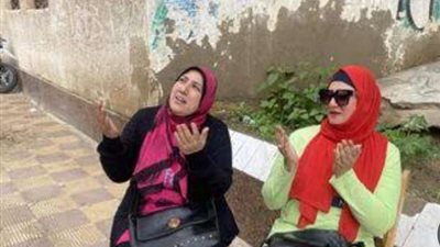 وسط حالة من القلق والتوتر.. دعوات الأمهات أمام لجان الثانوية العامة بأسيوط