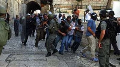 مستوطنون يهاجمون قوات الاحتلال أثناء إخلاء بؤرة استيطانية غير قانونية بالضفة الغربية