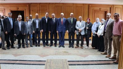 رئيس جامعة المنوفية يشهد تكريم نائب رئيس الجامعة للدراسات العليا والبحوث خلال جلسة مجلس الدراسات