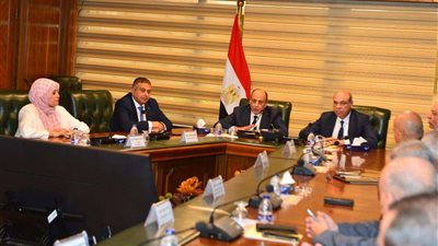 الفريق عباس حلمي يهنئ وزير الطيران الجديد
