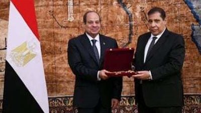 الرئيس السيسى يمنح المستشارين عادل عزب وحافظ عباس وسام الجمهورية من الطبقة الأولى