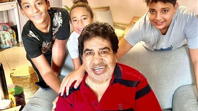 بابتسامة تخفي الألم.. أحدث ظهور لعدوية مع أحفاده