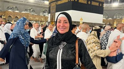 نرمين الفقي تؤدي العمرة مع فريق العمل