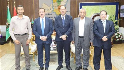 بالورود والزغاريد.. العاملين بالديوان العام يستقبلون محافظ المنوفية ونائبه