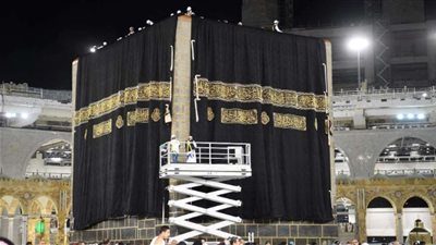 تستهلك 1220 كيلو من الذهب والفضة والحرير.. تغيير كسوة الكعبة أول شهر محرم