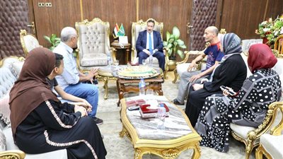 أبو ليمون يلتقي أسرة مليح المتضررة من هبوط أرضي بالمنزل