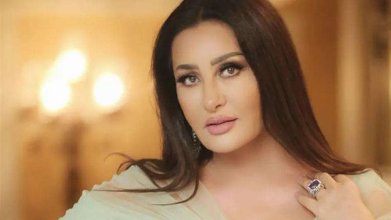 الفنانة لطيفة