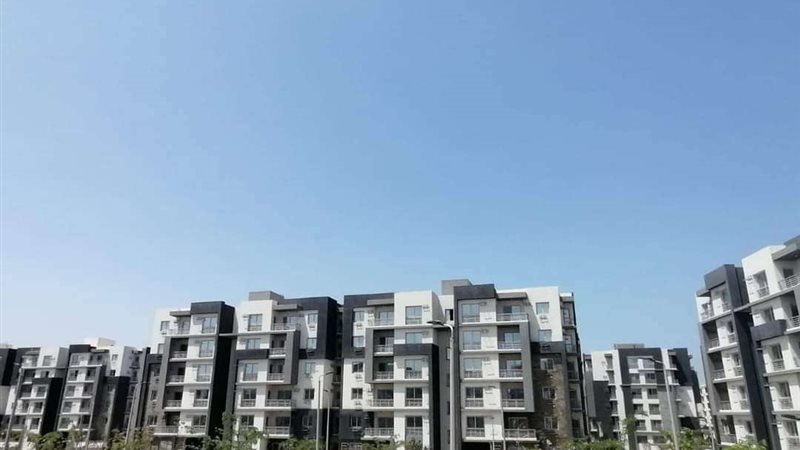 وزير الإسكان أثناء