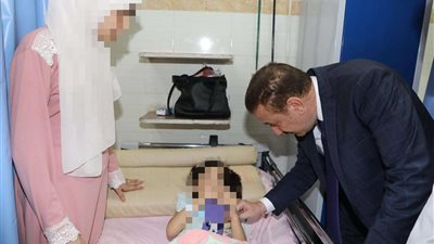 محافظ المنوفية يجري حواراً مع المرضى للاطمئنان على الخدمات الطبية