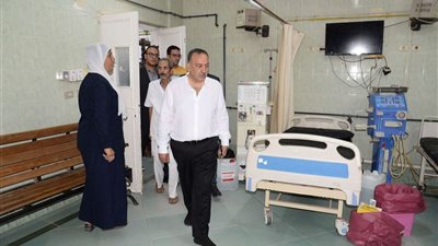 محافظ أسيوط يفاجئ مستشفى صدفا المركزي فجرًا لمتابعة سير العمل
