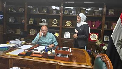 محافظ القليوبية يهنئ هاجر خالد الأولى على الدبلومات الفنية الزراعية