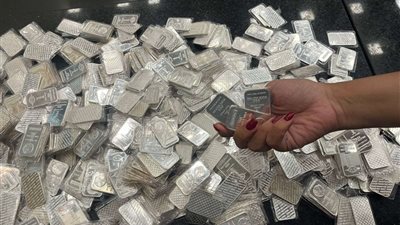 بحوزته 1210 سبيكة فضة.. ضبط مسافر أجنبي لمحاولته تهريب سبائك فضة بمطاري القاهرة وسفنكس