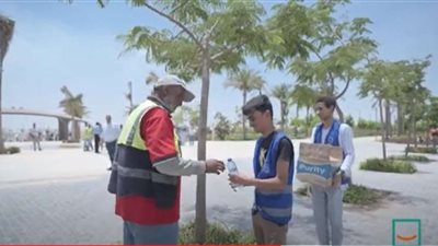 متطوعو مؤسسة حياة كريمة يوزعون المياه والعصائر على العمال في العاصمة الإدارية لمساعدتهم خلال موجة الحر الشديدة
