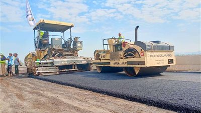 بدء رصف إزدواج طريق أسيوط - ديروط الزراعي ضمن خطة رفع كفاءة الطرق