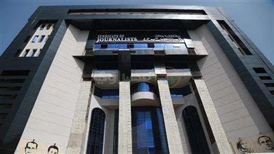 نقيب الصحفيين يتقدم ببلاغ للنائب العام للتحقيق فى التعدي على مصور 