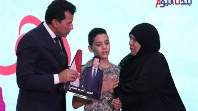 وزير الشباب يسمع لمشكلة سيدة وابنها ويأمر بحلها فوراً