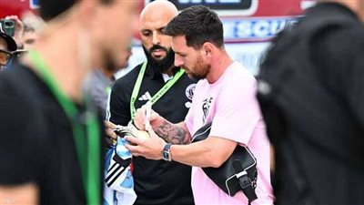 ليونيل ميسي يكشف عن القميص الجديد لفريق إنتر ميامي