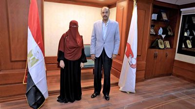 بكلمك زى بنتى.. محافظ سوهاج يستقبل طبيبة المراغة بمكتبه