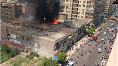 شاهد.. حريق يلتهم مخزن 