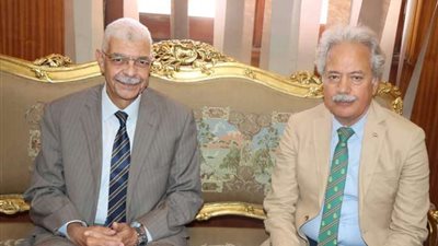 رئيس جامعة المنوفية يستقبل رئيس المنظمة المصرية لحقوق الإنسان