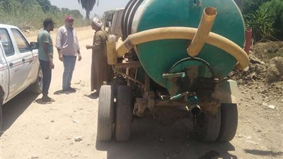 محافظ أسيوط يوجه باستمرار حملات ضبط سيارات الكسح للقضاء على إلقاء مخلفات الصرف الصحي في الترع