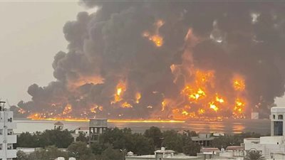 غارة أمريكية بريطانية على ميناء الحديدة في اليمن