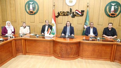 محافظ المنوفية يناقش آليات المشاركة في المبادرة الوطنية للمشروعات الخضراء الذكية