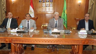 القاصد يستعرض الرسومات الهندسية لتوسعات جامعة المنوفية بمدينة السادات ومعهد الأورام