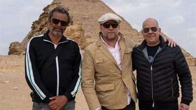 المخرج العالمي جاي ريتشي يحتفي بالإنتهاء من تصوير مشاهد فيلم Fountain of Youth في مصر