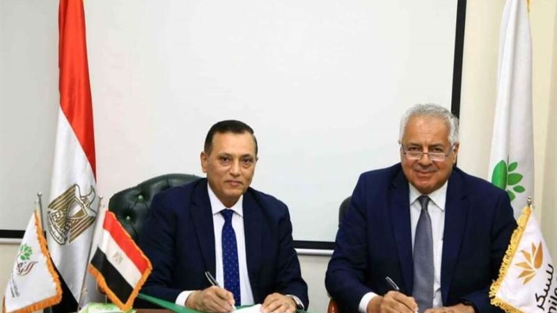 جانب من توقيع العقد