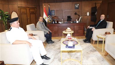 محافظ بني سويف يُهنئ مدير الأمن الجديد بعد تعيينه في حركة تنقلات الشرطة