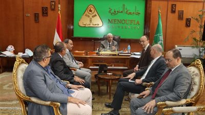 رئيس جامعة المنوفية يناقش آليات اعتماد المستشفيات الجامعية كمراكز تدريب