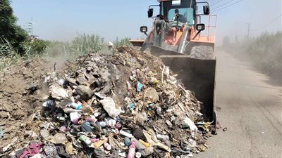 رفع 180 طن مخلفات ونواتج تطهير فى حملة مكبرة بالباجور