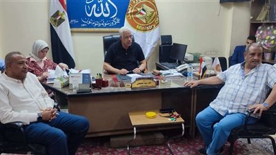 رئيس اتحاد عمال أسيوط في لقاء مع وكيل مديرية العمل لطرح مشاكل العاملين بكافة القطاعات