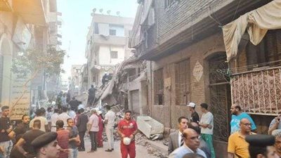 انهيار عقار يسفر عن وفاة أربعة مواطنين وإصابة سبعة في منطقة الساحل