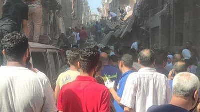 جار البحث عن ناجين.. مصرع 4 أشخاص وإصابة 7 آخرين في انهيار عقار الساحل