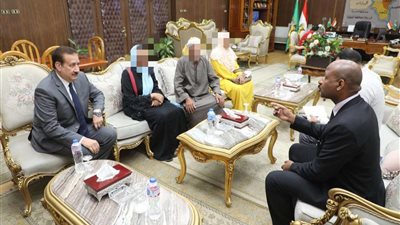 محافظ المنوفية يلتقى أسرة فتاة من مصابي الحروق ويستمع لمطالبهم