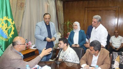 محافظ القليوبية يوفر فرصة عمل لأحد المواطنين من ذوي الهمم وجهاز عروسة لشقيقته