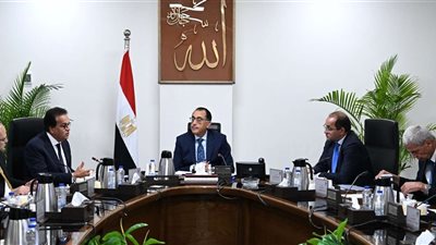 رئيس الوزراء يتابع إجراءات تأمين الأدوية والمستلزمات الطبية وحل أزمة نقص الأدوية